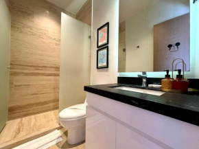 Beautiful Apt Steps from the Beach w/ Rooftop Pool